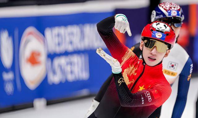 关于短道速滑韩国选手力克对手，实现逆袭获胜的信息