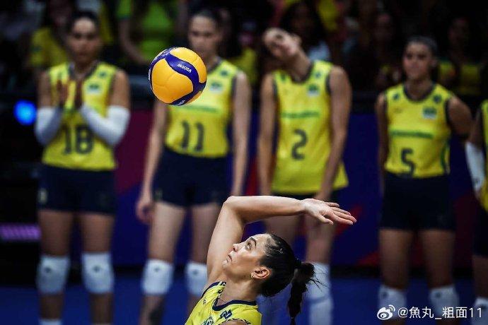 巴西女排团结一致，击败对手再次登上金牌宝座