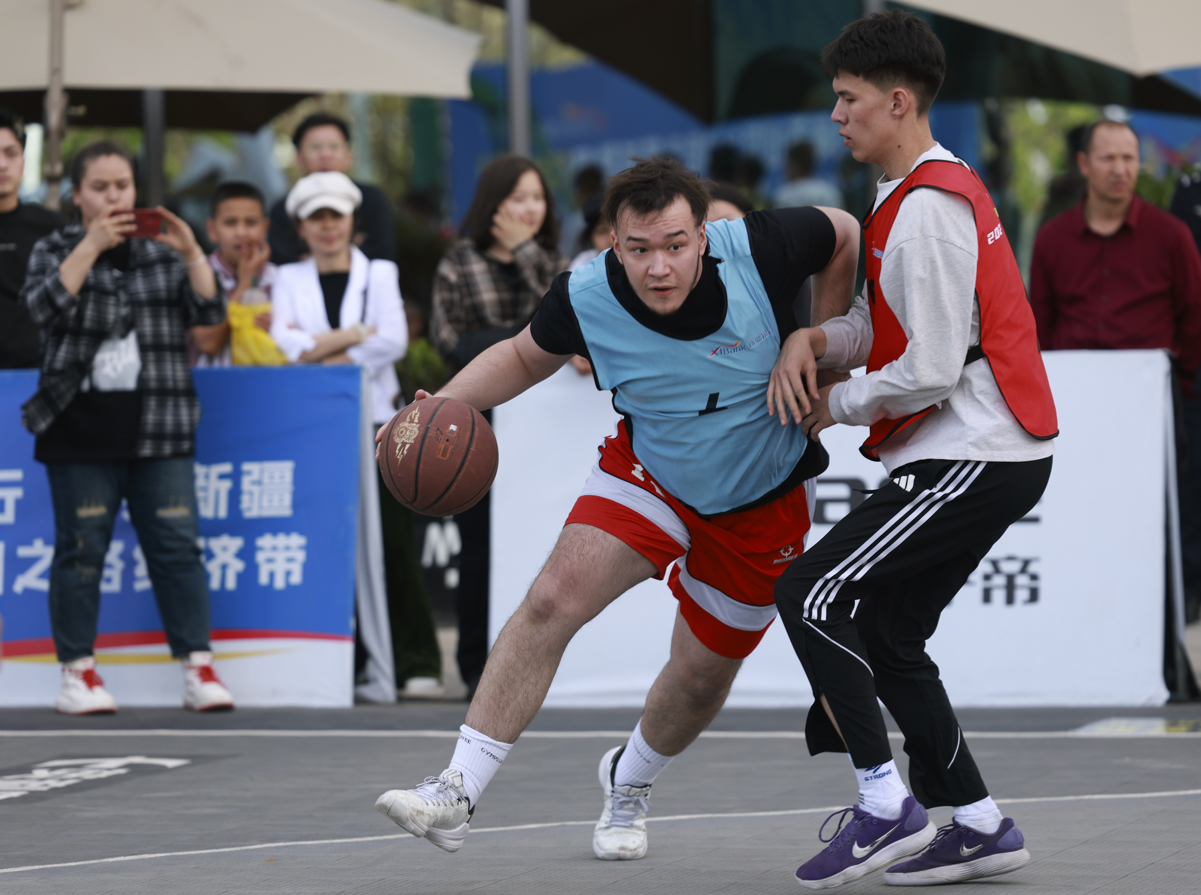 强强碰撞燃动，篮球巅峰对决魅力无限