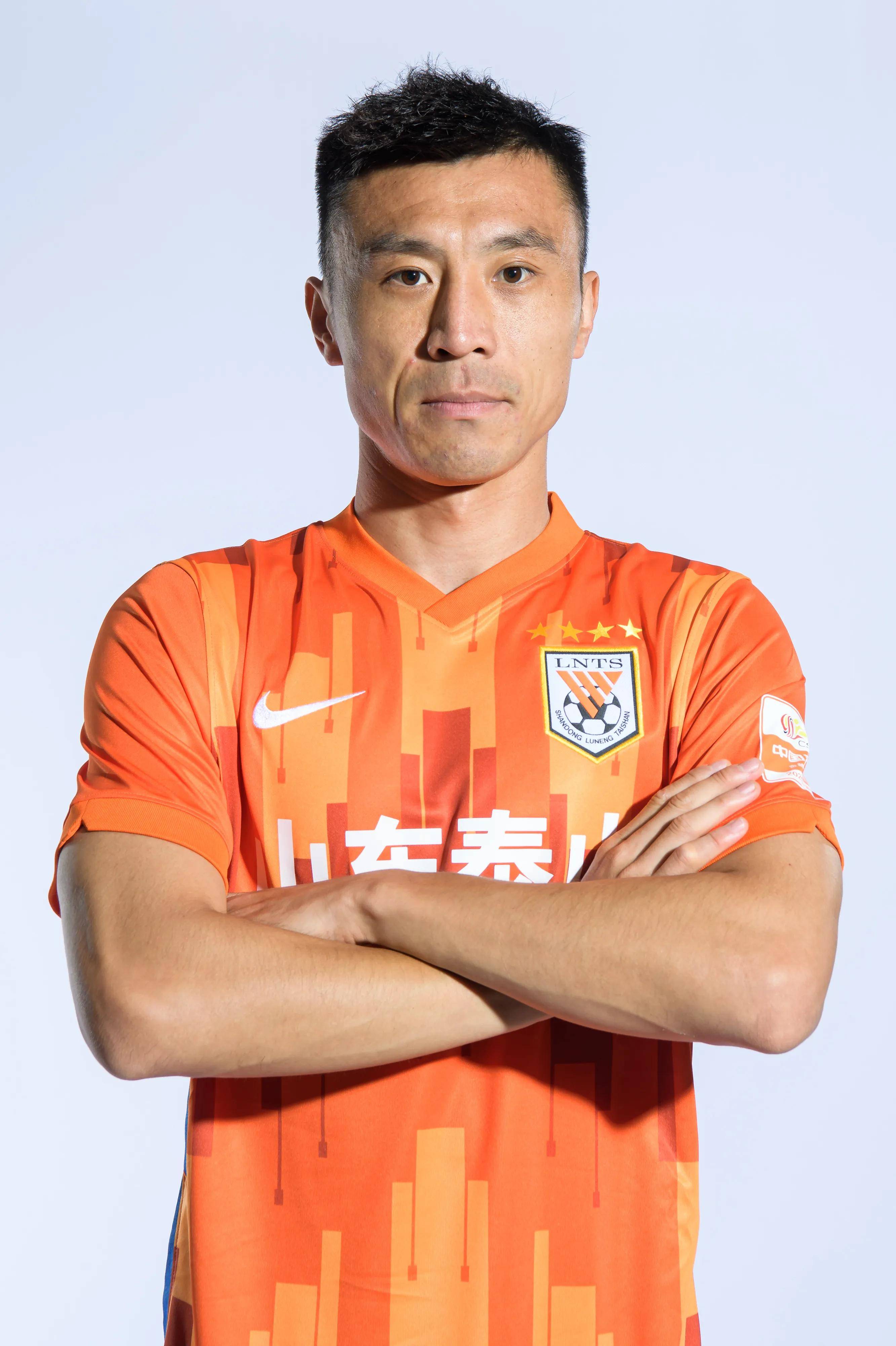 包含球员战术精湛，攻守兼备开启新一轮比拼的词条