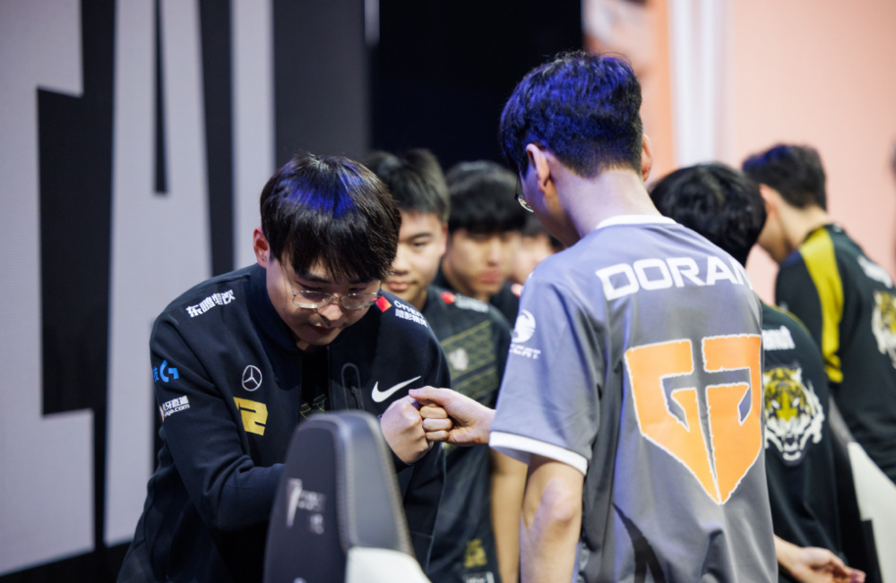 包含DFM翻盘BRO，Zeus拿下关键大龙焦点之战小组赛，留下经典瞬间的词条