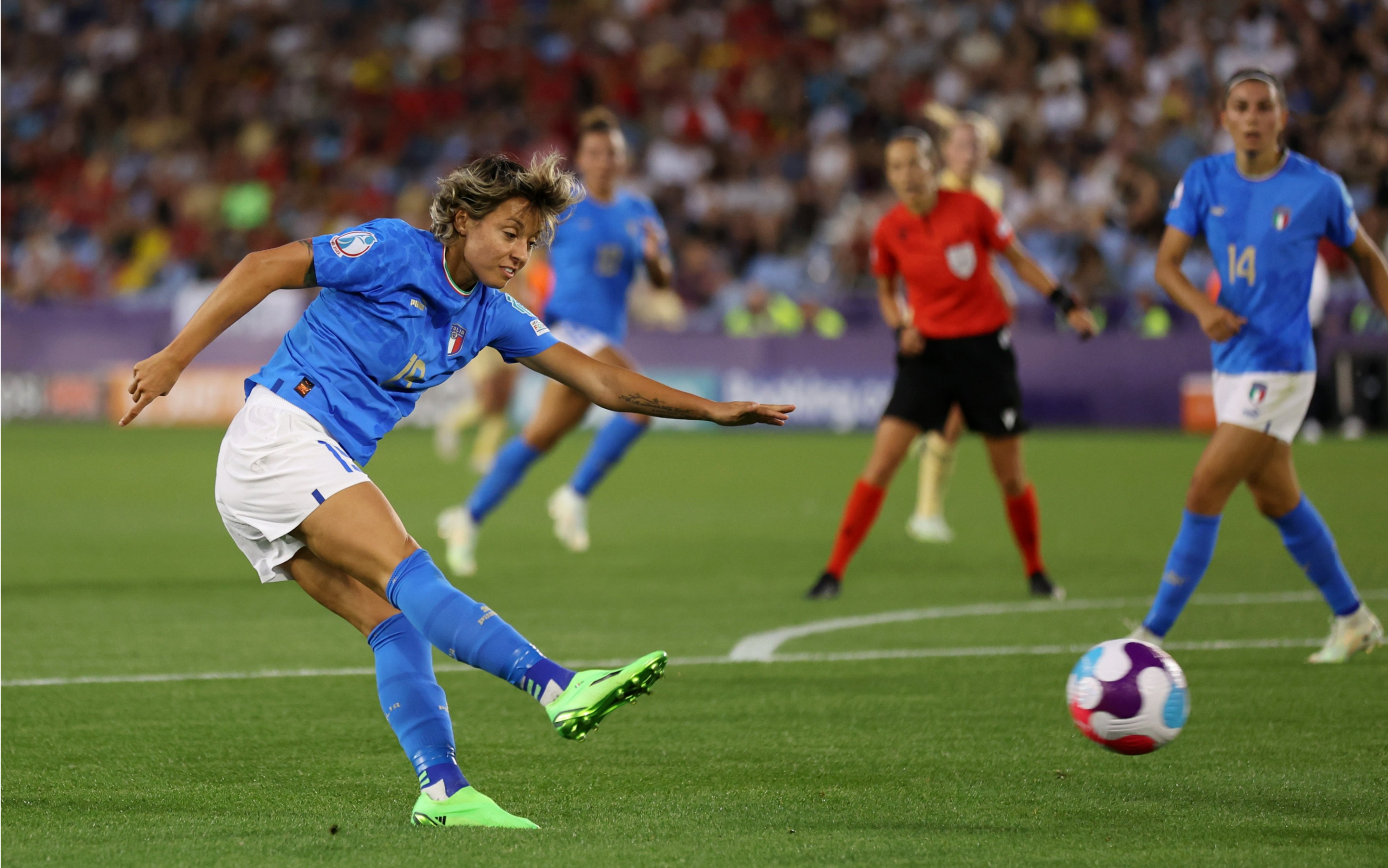 意大利女足队在国际赛事中获胜 意大利女足队在国际赛事中获胜